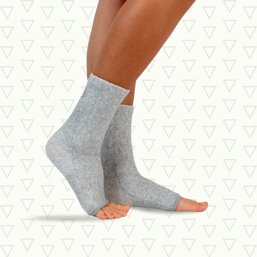 Official OneCompress Bamboo Knee Sleeve lifestyle image